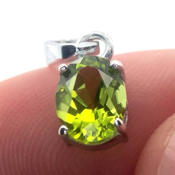 Peridot 1.26ct Platinum Finish Solid 925 Sterling Silver Pendant - Picture 1 of 6